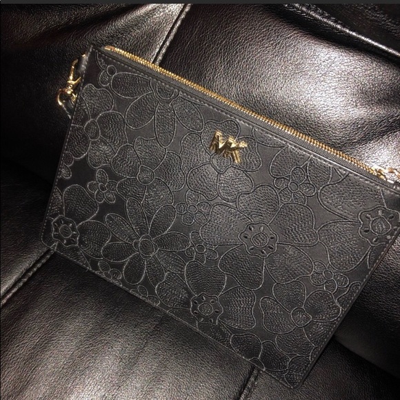 ✅✅ BEAUTIFUL MICHAEL KORS CLUTCH😍😍 - Picture 3 of 4